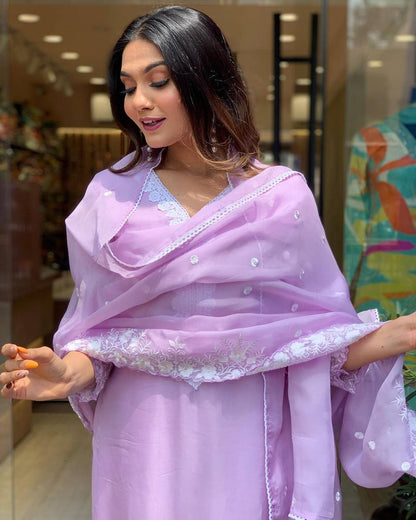 LAVENDAR  COLOURED  WOMEN'S PURE RUSSIAN SILK   EMBROIDERED   KURTA  WITH PANT DUPATTA  SET